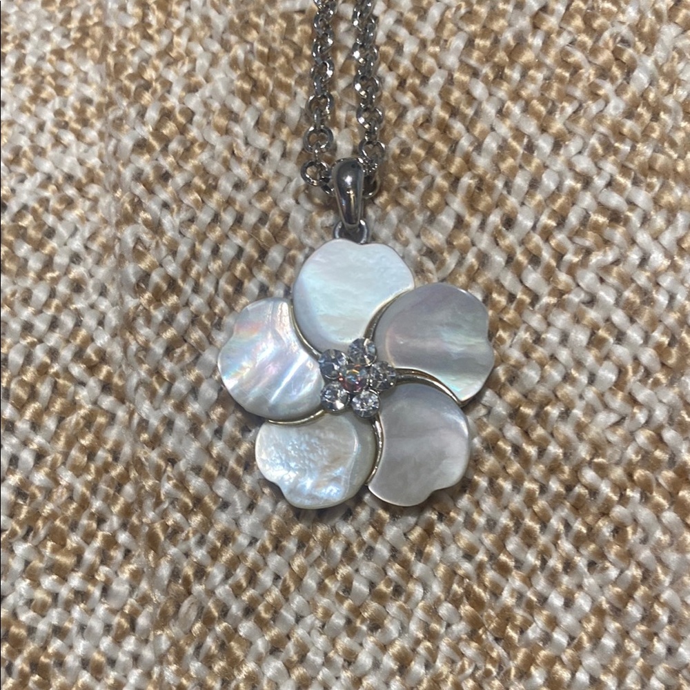 🌸 Floral Pendant Necklace